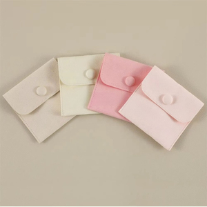 Pochette à bijoux en microfibre en gros, 8*8cm, faite à la main, pour boucles d'oreilles, colliers, bagues, avec logo - Product Image 5