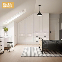 Armoire de chambre à coucher BALOM sur mesure, style shaker, blanc crème, pour plafond incliné, intégrée avec tiroirs