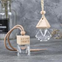 Vente en gros Capuchon carré suspendu en bois vide de luxe Mini Classic 8ml 10ml Rafraîchisseur d'air Parfum Voiture Diffuseur Bouteille en verre dépoli