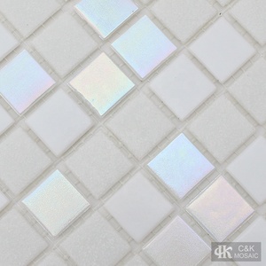 Mosaïque de verre carrée blanche irisée à fusion à chaud au design moderne pour crédence de salle de bain, <span class=keywords><strong>sol</strong></span> et <span class=keywords><strong>carrelage</strong></span> de piscine - Product Image 3