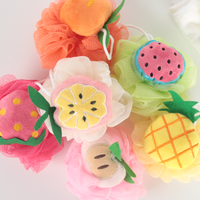 40G Petites formes de fruits vibrants Matériau doux et sûr Pouf de bain en maille Éponge de douche pour enfants avec dessin animé
