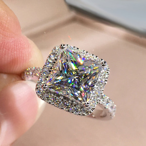 Anello con Diamante Taglio Principessa F731 in Oro Bianco, Colore D Naturale, Gioiello da Donna per Fidanzamento - Product Image 3