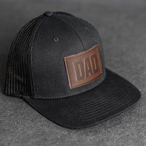 Casquette de camionneur pour homme, personnalisable avec patch en caoutchouc et patch en cuir sur le devant, dos en maille, 6 panneaux, réglable, style décontracté - Product Image 4