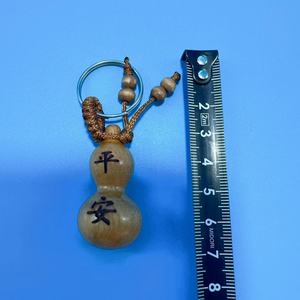 Llavero de calabaza de madera de durazno tallada, amuleto de la paz, colgante de madera para llaves de coche, regalo. - Product Image 2