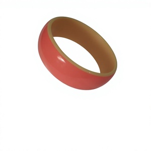 Meilleur bracelet rond en résine rouge, forme circulaire, design élégant, accessoire de bijouterie artisanale, pour anniversaire ou fête, pour femme - Product Image 1
