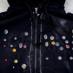 Sweat-shirt zippé personnalisé pour homme, style streetwear, brodé, grammage lourd, effet délavé soleil, délavé à l'acide, avec strass, coupe carrée, court et effet usé - Product Image 2