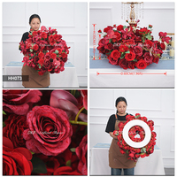 Trouvez des icônes similaires : Couronne de fleurs rouges et blanches pour la décoration d'événements de mariage, centre de table pour chandelier