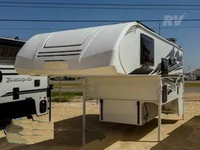 Camper pour camion avec design coulissant, réservoirs de stockage intégrés, évier de cuisine et portes à fermeture douce