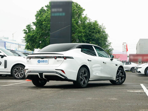 Lynk & Co 07 EM-P 2026, Sedán Mediano Híbrido Enchufable Ultra H7 de Largo Alcance (126 km) - Product Image 3