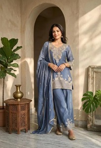 Traje Kurti Salwar y Dupatta de Buena Calidad para Mujer, Estilo Indio-Pakistaní, para Festivales y Bodas, Disponible a Precio de Exportación - Product Image 3