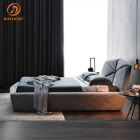 Lit plateforme géométrique moderne, lit avec tête de lit inclinée rembourrée en tissu texturé pour chambre à coucher et maison contemporaine