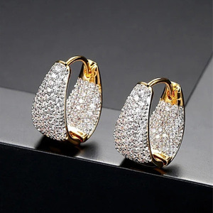 Boucles d'oreilles triangulaires simples pour femmes, accessoires d'oreille géométriques pour usage quotidien - Product Image 1