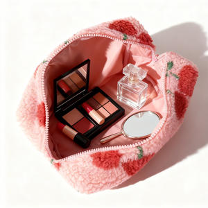 Borsa per il Trucco in Peluche Rosa Chiaro Stile Lifestyle, Graziosa Pochette Cosmetica con Logo Personalizzato, Servizio di Design e Produzione - Product Image 3