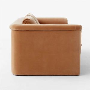 أريكة داخلية من ساسانيد الأكثر مبيعًا طراز ماردونز 103 بوصة بلون بني جملي من المخمل - Product Image 3