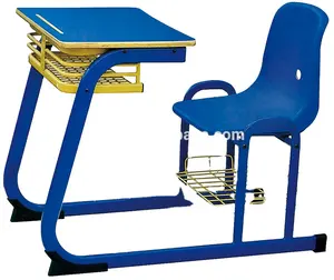 学校に統合された無垢材の机と収納バスケット付きのプラスチック製の椅子