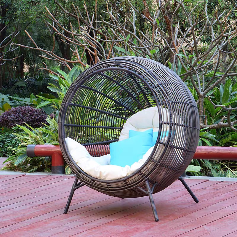 Sedia rotonda singola in rattan a nido d'uccello con cuscino marrone-beige