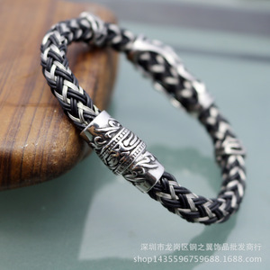 ยูนิคสร้อยข้อมือเหล็กไทเทเนียม สายหนังสีดำ ตัวล็อคแม่เหล็ก ดีไซน์โลหะโบราณ เครื่องประดับของขวัญ - Product Image 3