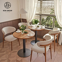 Ensemble de meubles de restaurant et de café Ron Group, table carrée en bois massif et chaise en tissu cuir pour hôtel commercial