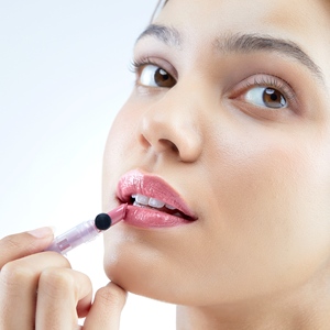 Baume à lèvres rose hydratant et brillant avec soin stimulant la circulation sanguine et capuchon automatique pour des lèvres saines et éclatantes - Product Image 4