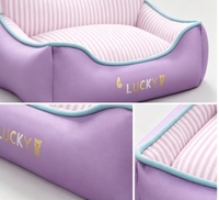 Canapé-lit pour animaux de compagnie en PU violet pastel, doublure à rayures verticales rose et blanches, dossier incurvé, enveloppement trois côtés, coussin lavable pour chien et chat