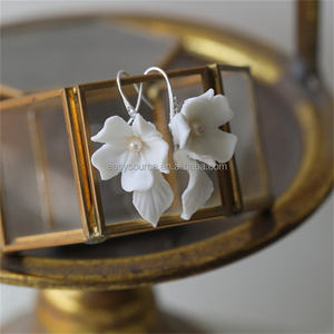 RE4745手作り女性ドロップイヤリング淡水真珠ウェディングイヤリングホワイトセラミックフローラルブライダルアクセサリー - Product Image 4