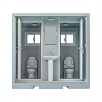 Module de toilettes insonorisé préfabriqué avec panneau sandwich isolé et finition extérieure imitation bois, unité modulaire pour usage urbain extérieur