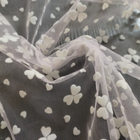 Tissu en tulle floqué 100 % polyester respirant pour vêtements féminins, textiles de maison, maille tricotée élégante, durable et légère