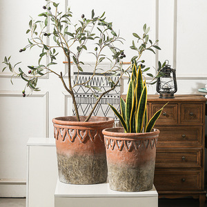 Grand pot à fleurs en ciment rouge bohème résistant à la corrosion pour balcon et sol, Vietnam - Product Image 1