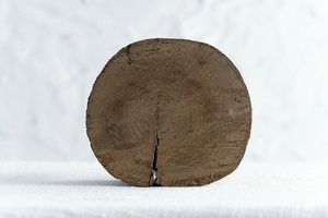 Petit tabouret en <span class=keywords><strong>bois</strong></span> de cèdre massif, support rustique pour plantes fissurées, bords plastique - Product Image 2