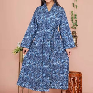 Robe en coton standard pour femmes avec design enveloppant de type kimono, ceinture à nouer, impression sur écran et manches longues, parfaite pour les vêtements de détente en été - Product Image 1