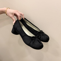 ODM OEM Venta al por mayor 2026 Zapatos Mary Jane de tacón con punta dividida para mujer, con lazo frontal, parte superior de satén sólido, transpirables y cómodos para la calle