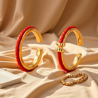 Bague en acier inoxydable en gros avec cordon rouge et croix, bague ajustable ouverte sertie de pierres pour femme, bijoux en stock