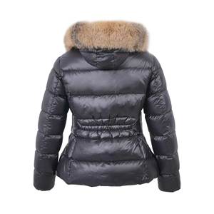 Veste matelassée en duvet d'oie <span class=keywords><strong>noire</strong></span> en nylon pour <span class=keywords><strong>femme</strong></span>, coupe ajustée, avec <span class=keywords><strong>capuche</strong></span> en <span class=keywords><strong>fourrure</strong></span> de raton laveur - Product Image 2