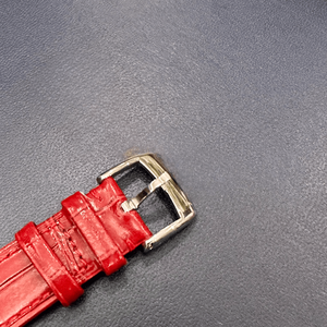 Montres analogiques rondes modernes avec détails en cristal dynamiques, cadran à chiffres romains et bracelet en cuir poli Chopards - Product Image 5