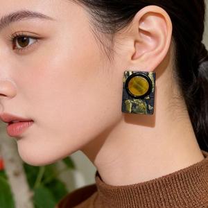 Boucles d'oreilles clous géométriques en cuir PU plaqué or, design vintage, bijoux de fête pour femmes - Product Image 4