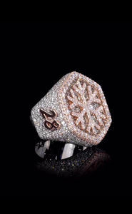 Bague en diamant moissanite classique à forte vente pour hommes Style de bande audacieuse Offrant une touche masculine moderne et élégante - Product Image 3