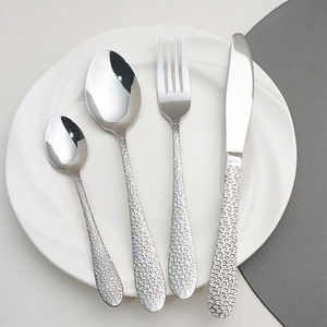 Juego de cubiertos de acero inoxidable con patrón martillado de piel de serpiente, popular, desechable, estilo occidental, incluye cuchillo para carne y tenedor - Product Image 1