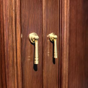 ตู้เสื้อผ้าไม้จริง MDF รักษ์โลก สไตล์จีนตะวันตก ประตูไม้แกะสลักโบราณ ความจุขนาดใหญ่ เฟอร์นิเจอร์ห้องนอน - Product Image 4