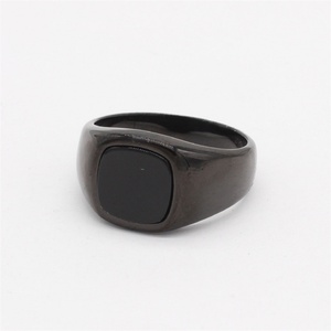 Anillo de Joyería Minimalista de Acero Inoxidable con Gema Negra Geométrica - Product Image 2