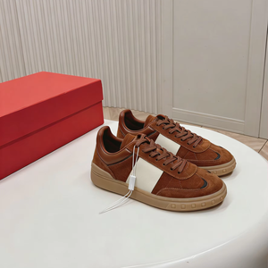 Baskets basses en daim et cuir marron avec bande blanche, chaussures décontractées à lacets pour hommes et femmes - Product Image 1