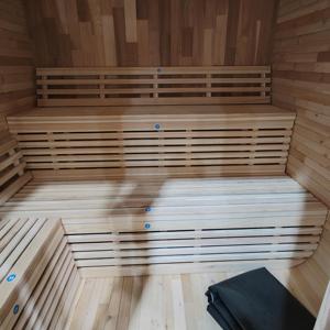 Sauna a cubo moderna per 4 persone in cedro rosso massiccio, bagno turco a legna da esterno con canna fumaria - Product Image 2