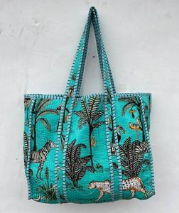 Sac fourre-tout matelassé en coton imprimé, spacieux pour les essentiels quotidiens, le shopping et les voyages, sac à bandoulière - Product Image 1