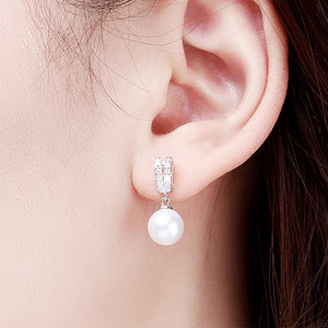 Orecchini pendenti in stile barocco con grandi perle e cristalli per donna, eleganti accessori per tutti i giorni e per feste. - Product Image 3