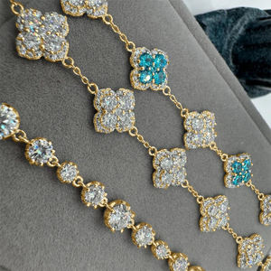 Glänzendes Silber- & Goldplattiertes Liebes-Kupferarmband mit Vierblättrigem Kleeblatt-Anhänger, Süßer Blumenstil-Charm, Feines Moissanit-Armband für Damen - Product Image 3