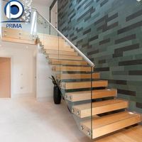 Escalier intérieur de haute qualité, design moderne, garde-corps en verre, marches en chêne, escalier droit