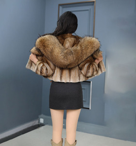 Cappotto corto in pelliccia di topo muschiato con cappuccio, giacca di pelliccia da donna con collo in procione - Product Image 4