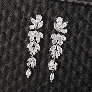 Orecchini Lunghi Classici in Ottone con Motivi Floreali per Donne, Eleganti Gioielli da Sposa - Product Image 3