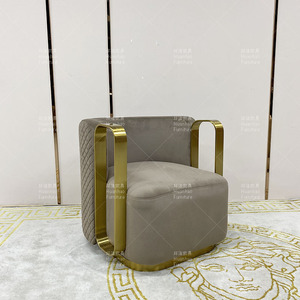 Poltrona Girevole Moderna <span class=keywords><strong>in</strong></span> Velluto con Struttura <span class=keywords><strong>in</strong></span> Metallo Dorato, Design di Lusso per Camera da Letto, Hotel e Soggiorno - Product Image 2