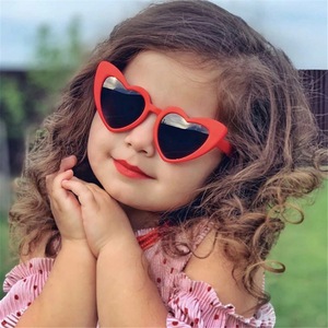 <span class=keywords><strong>2022</strong></span> <span class=keywords><strong>tendance</strong></span> grandes <span class=keywords><strong>lunettes</strong></span> de soleil UV400 <span class=keywords><strong>lunettes</strong></span> de soleil personnalisées pour enfants avec cadre rouge mode populaire rose blanc forme de coeur - Product Image 1