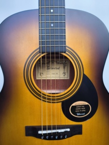 Guitare acoustique mini de 36 pouces, table en épicéa stratifié, dos et éclisses en acajou, finition mate Sunburst, style <span class=keywords><strong>Parlor</strong></span> - Product Image 3